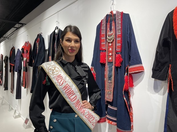 Alain Dussarps Exhibition: Traditional Costumes of Vietnamese Ethnic Groups Displayed In Paris Traditional Costumes of Vietnamese Ethnic Groups Displayed In Paris