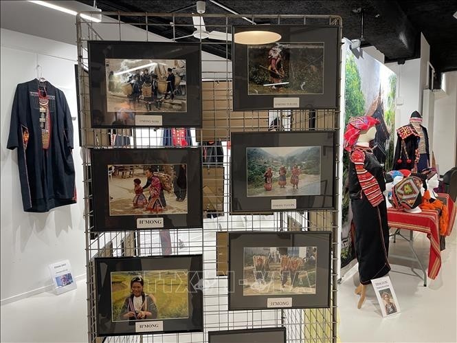 Alain Dussarps Exhibition: Traditional Costumes of Vietnamese Ethnic Groups Displayed In Paris Traditional Costumes of Vietnamese Ethnic Groups Displayed In Paris