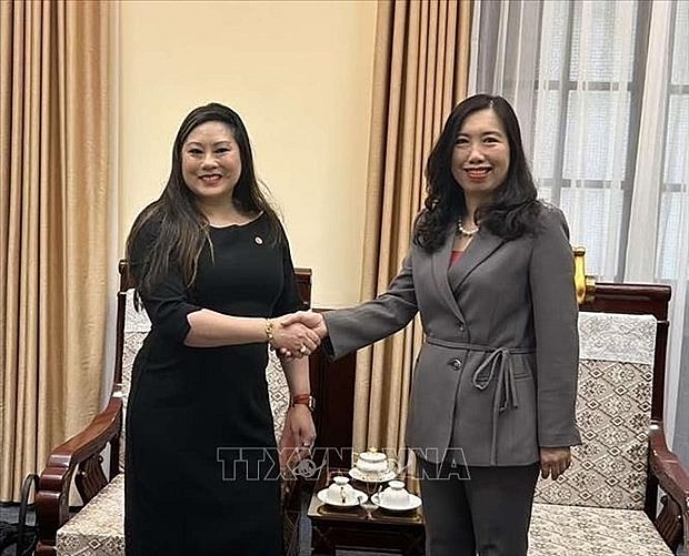 Deputy Minister of Foreign Affairs Le Thi Thu Hang (R) and Commissioner of the US Commodity Futures Trading Commission Caroline Pham in Hanoi on November 13. (Photo: VNA) Deputy Minister of Foreign Affairs Le Thi Thu Hang (R) and Commissioner of the US Commodity Futures Trading Commission Caroline Pham in Hanoi on November 13. (Photo: VNA)