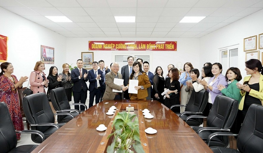 VKBIA signs a comprehensive strategic cooperation document with the Lam Dong Business Association. VKBIA signs a comprehensive strategic cooperation document with the Lam Dong Business Association.