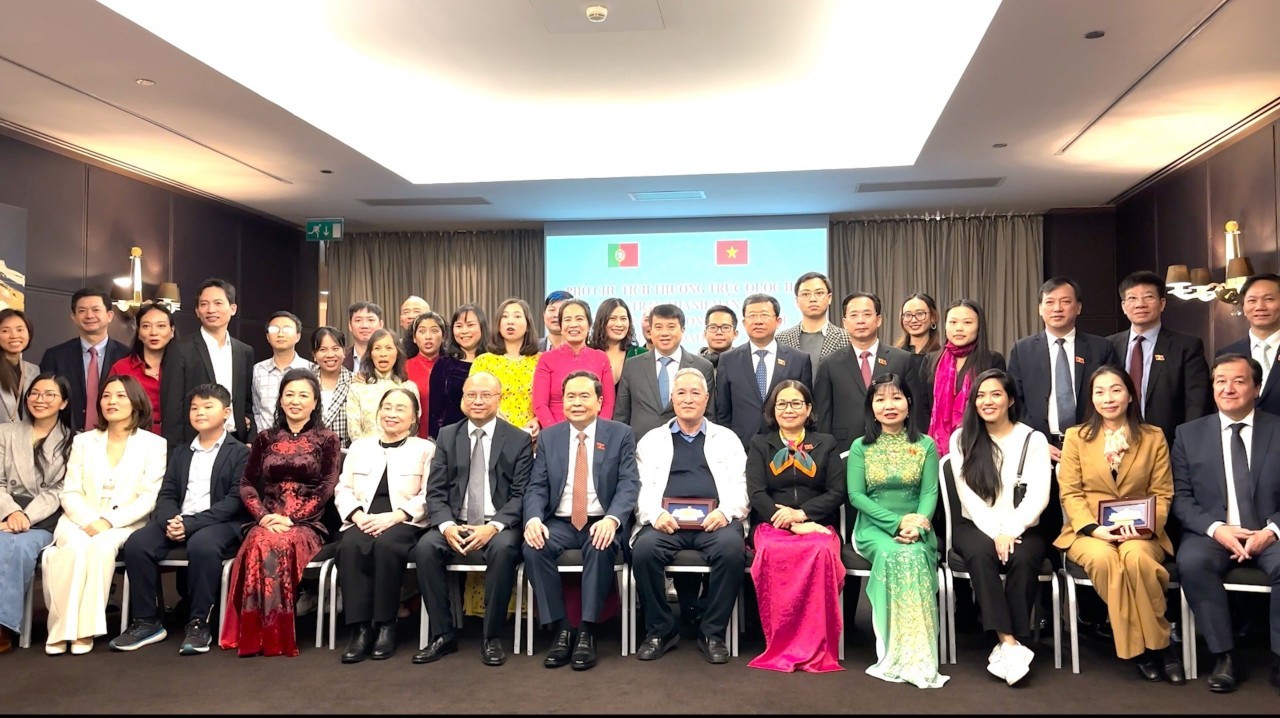 Permanent Vice Chairman of the National Assembly Tran Thanh Man, Vietnamese Ambassador to France concurrently in Portugal Dinh Toan Thang and Embassy officials and employees and the Vietnamese community. Photo: quochoi.vn Permanent Vice Chairman of the National Assembly Tran Thanh Man, Vietnamese Ambassador to France concurrently in Portugal Dinh Toan Thang and Embassy officials and employees and the Vietnamese community. Photo: quochoi.vn