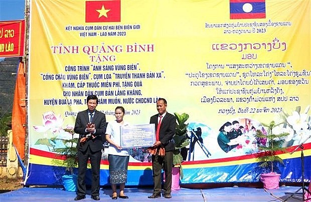 Vice Chairman of the Quang Binh provincial People's Committee Ho An Phong presents gifts to a representative of the Lang Khang village cluster's authority at the event. (Photo: VNA) Vice Chairman of the Quang Binh provincial People's Committee Ho An Phong presents gifts to a representative of the Lang Khang village cluster's authority at the event. (Photo: VNA)