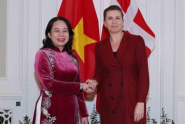 Prime Minister of Denmark Mette Frederiksen (R) welcomes Vice President of Vietnam Vo Thi Anh Xuan in Copenhagen on November 21. (Photo: VNA) Prime Minister of Denmark Mette Frederiksen (R) welcomes Vice President of Vietnam Vo Thi Anh Xuan in Copenhagen on November 21. (Photo: VNA)