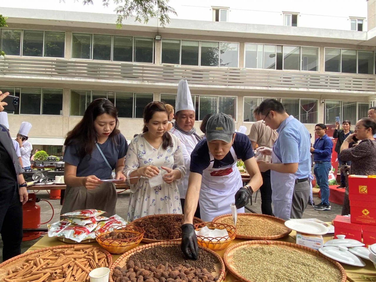 Foreign Diplomats in Ho Chi Minh City Learn to Cook Pho Foreign Diplomats in Ho Chi Minh City Learn to Cook Pho
