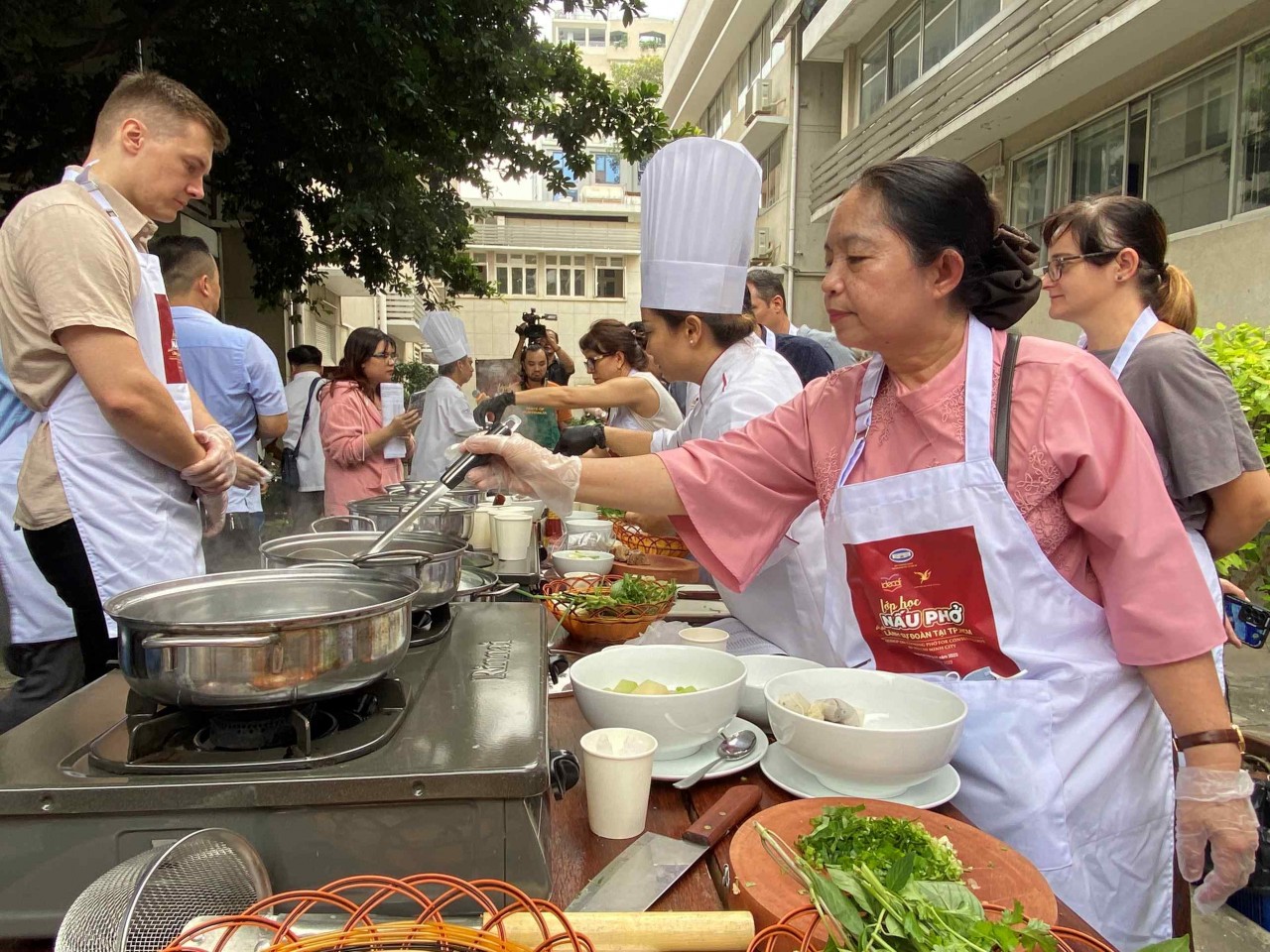 Foreign Diplomats in Ho Chi Minh City Learn to Cook Pho Foreign Diplomats in Ho Chi Minh City Learn to Cook Pho