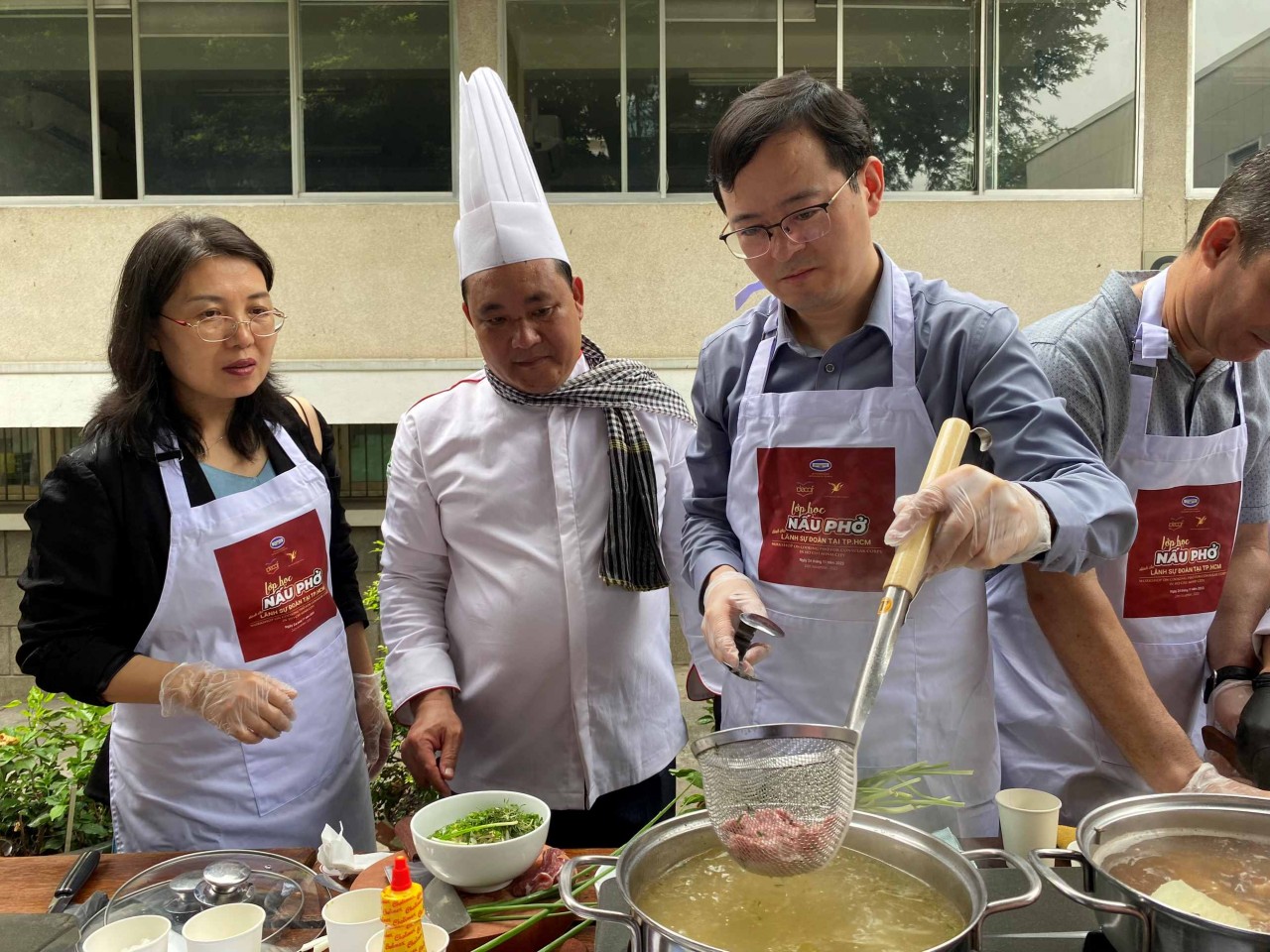 Foreign Diplomats in Ho Chi Minh City Learn to Cook Pho Foreign Diplomats in Ho Chi Minh City Learn to Cook Pho