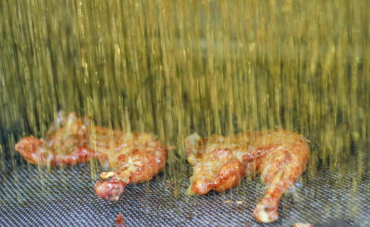Foreign Foodie Praises Vietnamese-Styled Deep Fried Chicken Foreign Foodie Praises Vietnamese-Styled Deep Fried Chicken