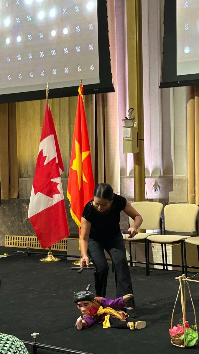 Artist from the VUFO's delegation performs puppetry at the ceremony. Artist from the VUFO's delegation performs puppetry at the ceremony.
