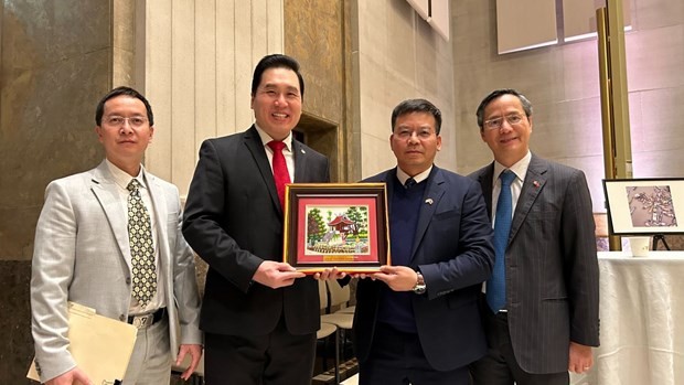 Congressman Shaun Chen, Co-chairman of the Canada-Vietnam Friendship Parliamentary Group (second from left), General Secretary of the Vietnam-Canada Friendship Association under the VUFO Nguyen Nang Khieu (second from right), and Ambassador Pham Vinh Quang (first from right). Photo: VNA Congressman Shaun Chen, Co-chairman of the Canada-Vietnam Friendship Parliamentary Group (second from left), General Secretary of the Vietnam-Canada Friendship Association under the VUFO Nguyen Nang Khieu (second from right), and Ambassador Pham Vinh Quang (first from right). Photo: VNA