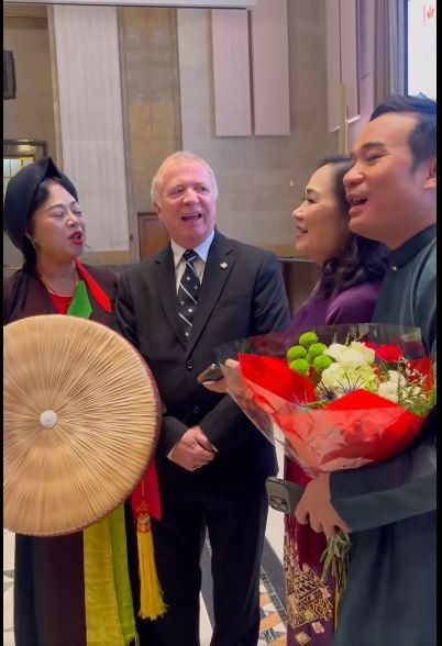 Former Canadian Ambassador to Vietnam David Devine and the staff of the Vietnamese Embassy sing with Quan Ho artists. Former Canadian Ambassador to Vietnam David Devine and the staff of the Vietnamese Embassy sing with Quan Ho artists.