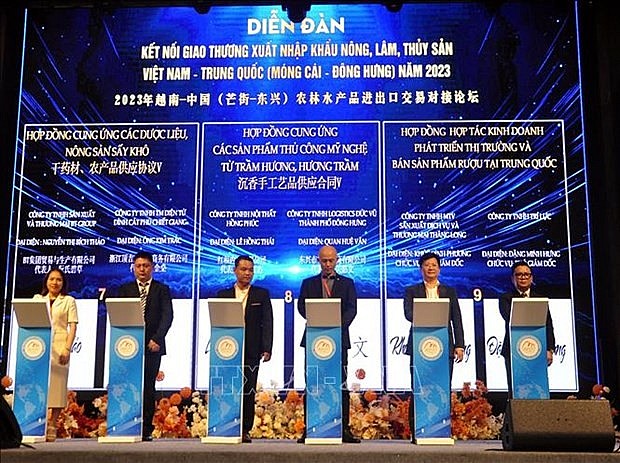 Vietnamese firms and their Chinese peers sign 21 agreements and economic contracts at a November 30 business networking forum held in the northern coastal province of Quang Ninh. (Photo: VNA) Vietnamese firms and their Chinese peers sign 21 agreements and economic contracts at a November 30 business networking forum held in the northern coastal province of Quang Ninh. (Photo: VNA)