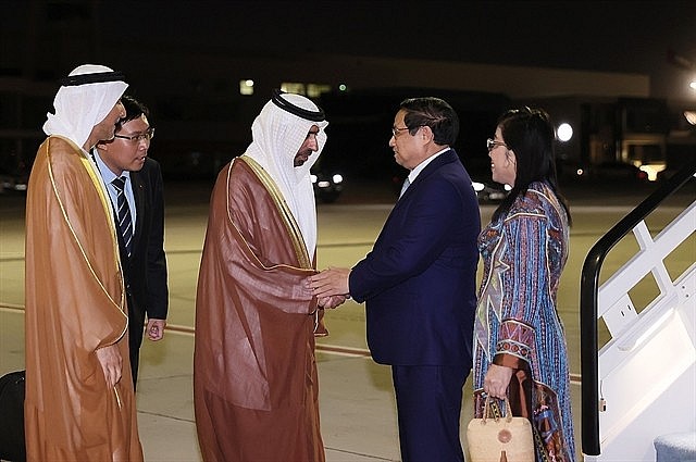 A welcome ceremony held for PM Phạm Minh Chính and his spouse at Al Maktoum international airport, Dubai. Photo: VNS A welcome ceremony held for PM Phạm Minh Chính and his spouse at Al Maktoum international airport, Dubai. Photo: VNS