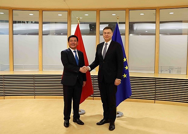 Minister of Industry and Trade Nguyen Hong Dien (L) and Executive Vice President of the European Commission (EC) and EU Commissioner for Trade Valdis Dombrovskis (Photo: VNA) Minister of Industry and Trade Nguyen Hong Dien (L) and Executive Vice President of the European Commission (EC) and EU Commissioner for Trade Valdis Dombrovskis (Photo: VNA)