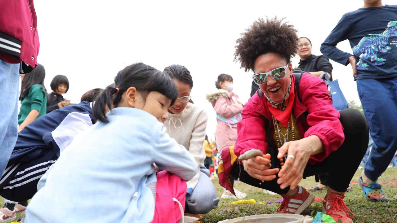 A guest excitedly competed in catching loaches with Vietnamese children. A guest excitedly competed in catching loaches with Vietnamese children.