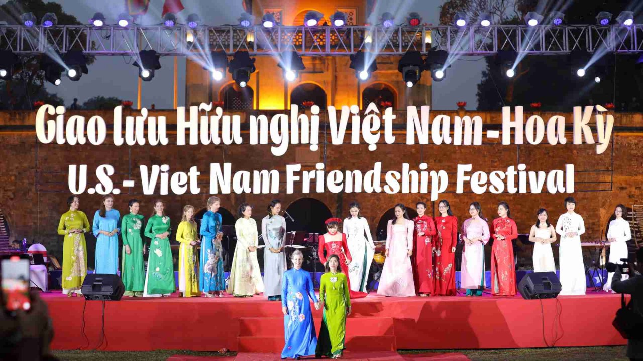 VUFO and US Embassy officials showcase ao dai collection by designer Lan Anh. VUFO and US Embassy officials showcase ao dai collection by designer Lan Anh.