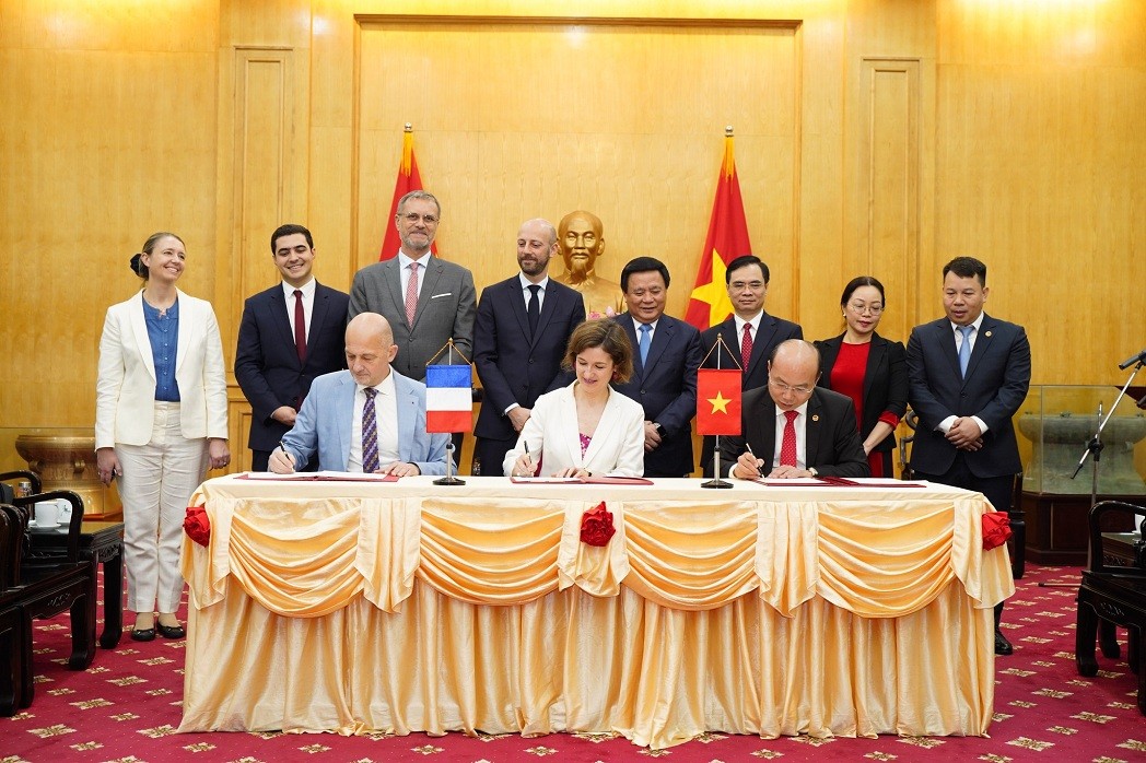 Vietnam, France Boost Process of Administrative Reform and Transformation Vietnam, France Boost Process of Public Service Reform and Transformation