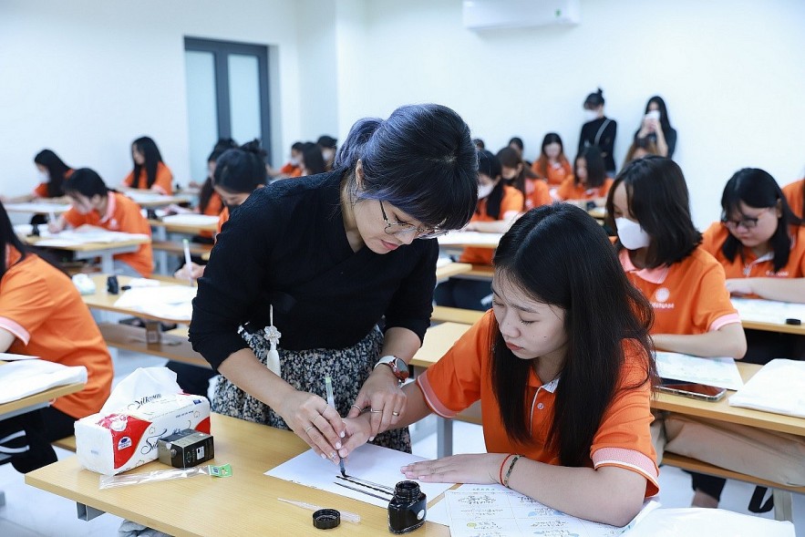 Vietnamese University Students Experience Korean Culture Vietnamese University Students Experience Korean Culture