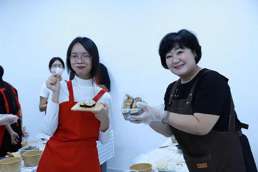 Vietnamese University Students Experience Korean Culture Vietnamese University Students Experience Korean Culture