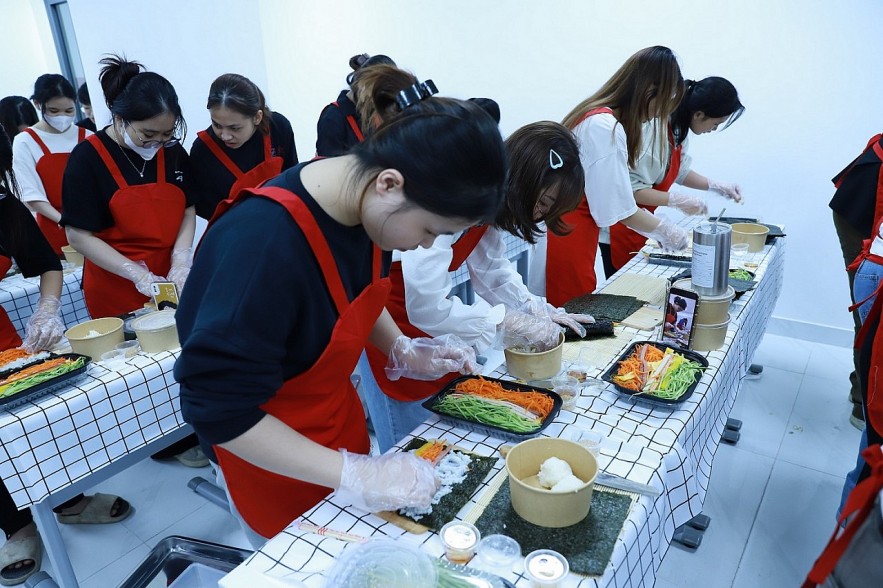 Vietnamese University Students Experience Korean Culture Vietnamese University Students Experience Korean Culture