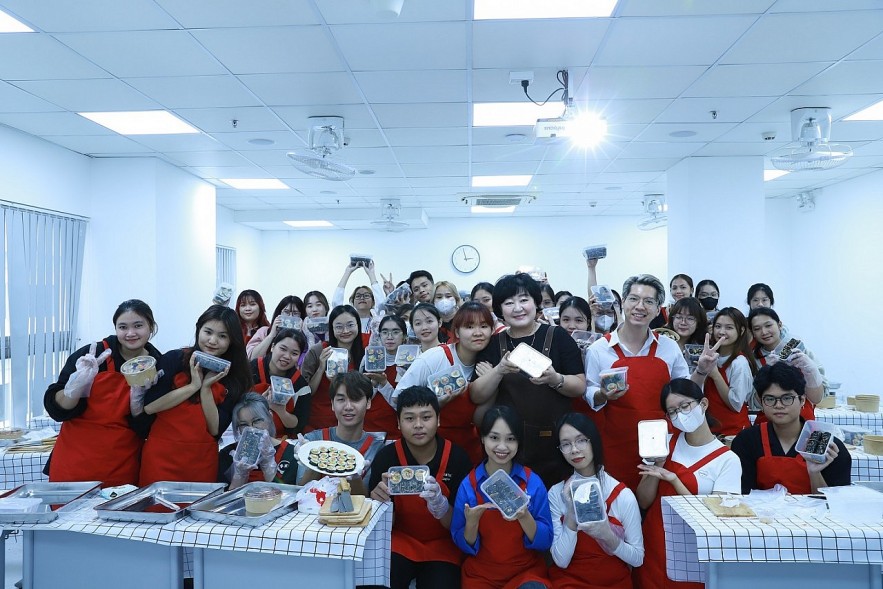Vietnamese University Students Experience Korean Culture Vietnamese University Students Experience Korean Culture