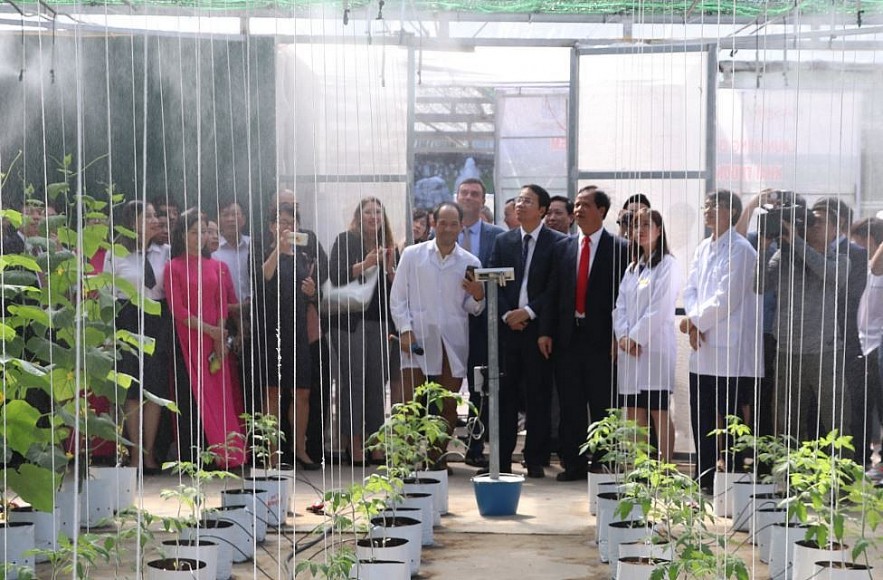 Learn to Grow Crops in the Desert Learn to Grow Crops in the Desert