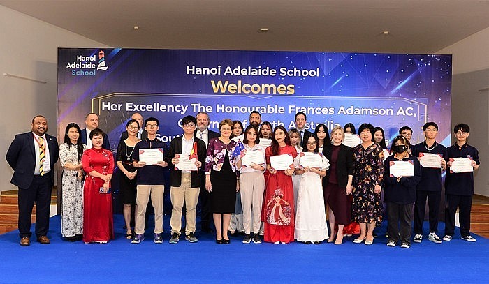 Governor of South Australia state Frances Adamson and Hanoi students. Photo: VUFO.org Governor of South Australia state Frances Adamson and Hanoi students. Photo: VUFO.org