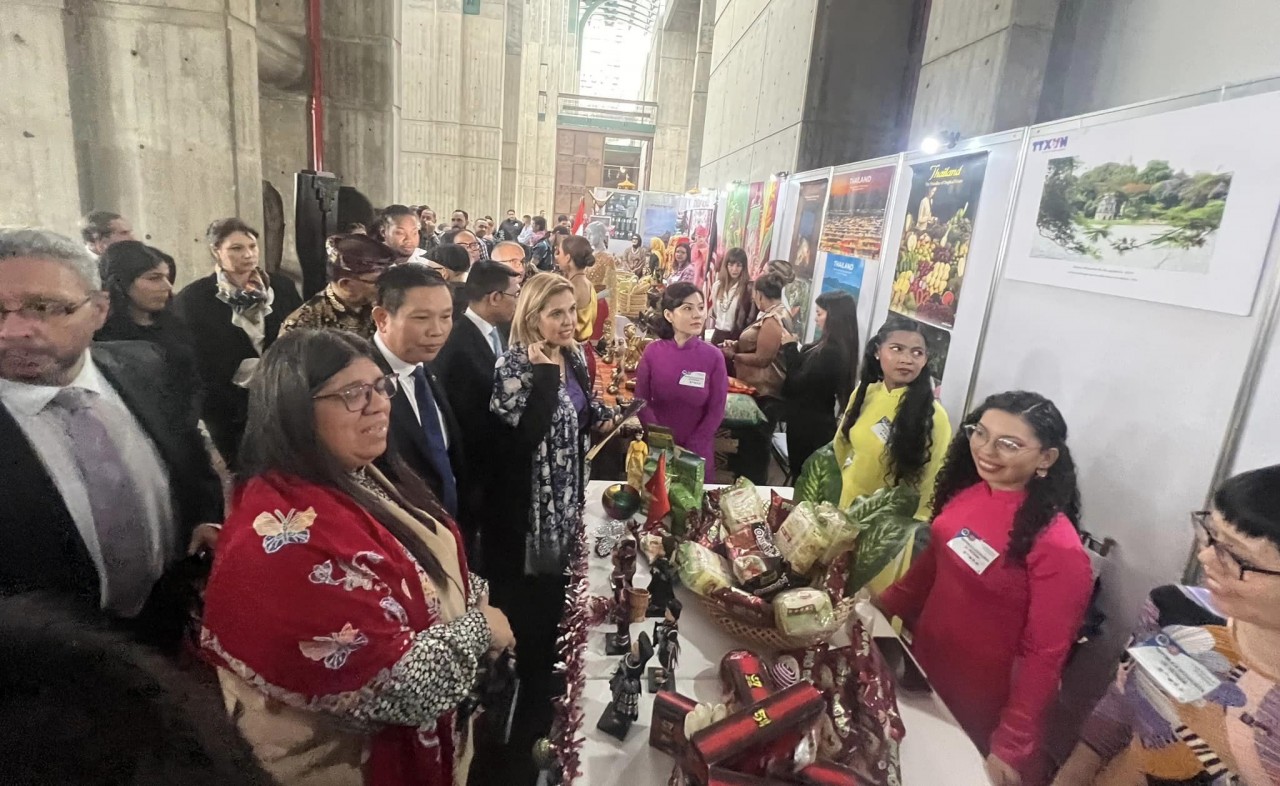 Vietnam's Culture, Cuisine Introduced at ASEAN Day in Venezuela Vietnam's Culture, Cuisine Introduced at ASEAN Day in Venezuela
