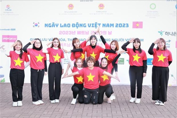 Vietnamese students and labourers perform at the event (Photo: VNA) Vietnamese students and labourers perform at the event (Photo: VNA)