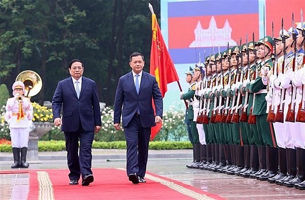 Prime Minister Pham Minh Chinh (L) and his Cambodian counterpart Samdech Moha Bovor Thipadei Hun Manet inspect the guard of honour (Photo: VNA) Prime Minister Pham Minh Chinh (L) and his Cambodian counterpart Samdech Moha Bovor Thipadei Hun Manet inspect the guard of honour (Photo: VNA)