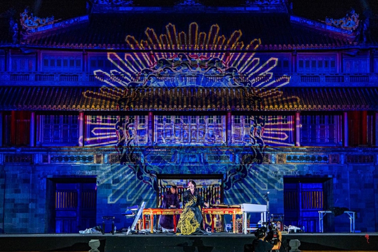 Glittering Light Show at Hue Imperial City’s Ngo Mon Gate Glittering Light Show at Hue Imperial City’s Ngo Mon Gate