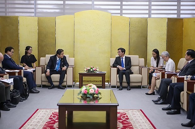 Vice Chairman of the Da Nang People’ Committee Tran Tri Cuong (fourth right) and Takashi Kawamura, Mayor of Japan’s Nagoya city (fourth left). (Photo: VNA) Vice Chairman of the Da Nang People’ Committee Tran Tri Cuong (fourth right) and Takashi Kawamura, Mayor of Japan’s Nagoya city (fourth left). (Photo: VNA)