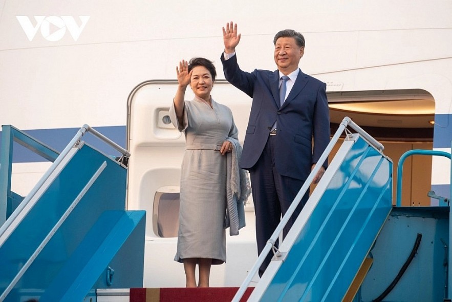 Chinese Party General Secretary and President Xi Jinping waving their hands at Noi Bai International Airport on December 13 before flying home. Chinese Party General Secretary and President Xi Jinping waving their hands at Noi Bai International Airport on December 13 before flying home.