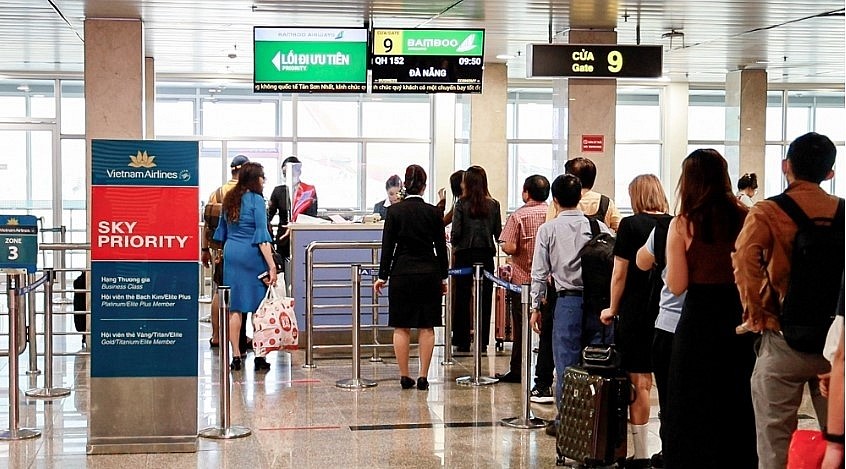 Tan Son Nhat International Airport is expected to serve 140,000 passengers a day during the Lunar New Year holiday. Tan Son Nhat International Airport is expected to serve 140,000 passengers a day during the Lunar New Year holiday.
