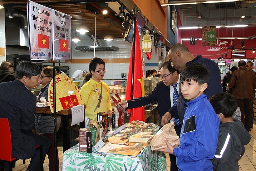 area to introduce and try Vietnamese coffee. Photo: VNA