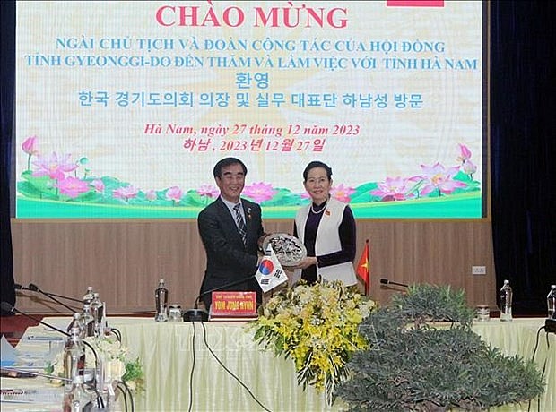 Secretary of the Ha Nam Party Committee Le Thi Thuy (R) and Chairperson Yom Jong-hyun of the Gyeonggi Provincial Council at the working session in Ha Nam on December 27. (Photo: VNA) Secretary of the Ha Nam Party Committee Le Thi Thuy (R) and Chairperson Yom Jong-hyun of the Gyeonggi Provincial Council at the working session in Ha Nam on December 27. (Photo: VNA)