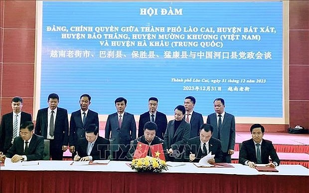 Localities in the northern mountainous border province of Lao Cai and Hekou district in China’s Yunnan province will bolster collaboration in the areas of economy, trade, and industrial parks in the time to come. (Photo: VNA) Localities in the northern mountainous border province of Lao Cai and Hekou district in China’s Yunnan province will bolster collaboration in the areas of economy, trade, and industrial parks in the time to come. (Photo: VNA)