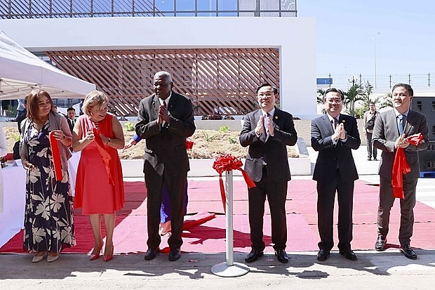 National Assembly Chairman Vuong Dinh Hue (third from right) and President of the National Assembly of People's Power of Cuba Esteban Lazo Hernandez (fourth from right) cut ribbon to inaugurate Suchel – TBV washing powder factory (Photo: VNA) National Assembly Chairman Vuong Dinh Hue (third from right) and President of the National Assembly of People's Power of Cuba Esteban Lazo Hernandez (fourth from right) cut ribbon to inaugurate Suchel – TBV washing powder factory (Photo: VNA)