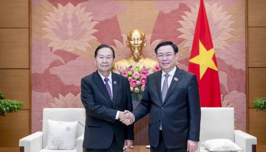 NA Chairman Vuong Dinh Hue (R) welcomes Vice President of Lao NA Chaleun Yiapaoher. NA Chairman Vuong Dinh Hue (R) welcomes Vice President of Lao NA Chaleun Yiapaoher.