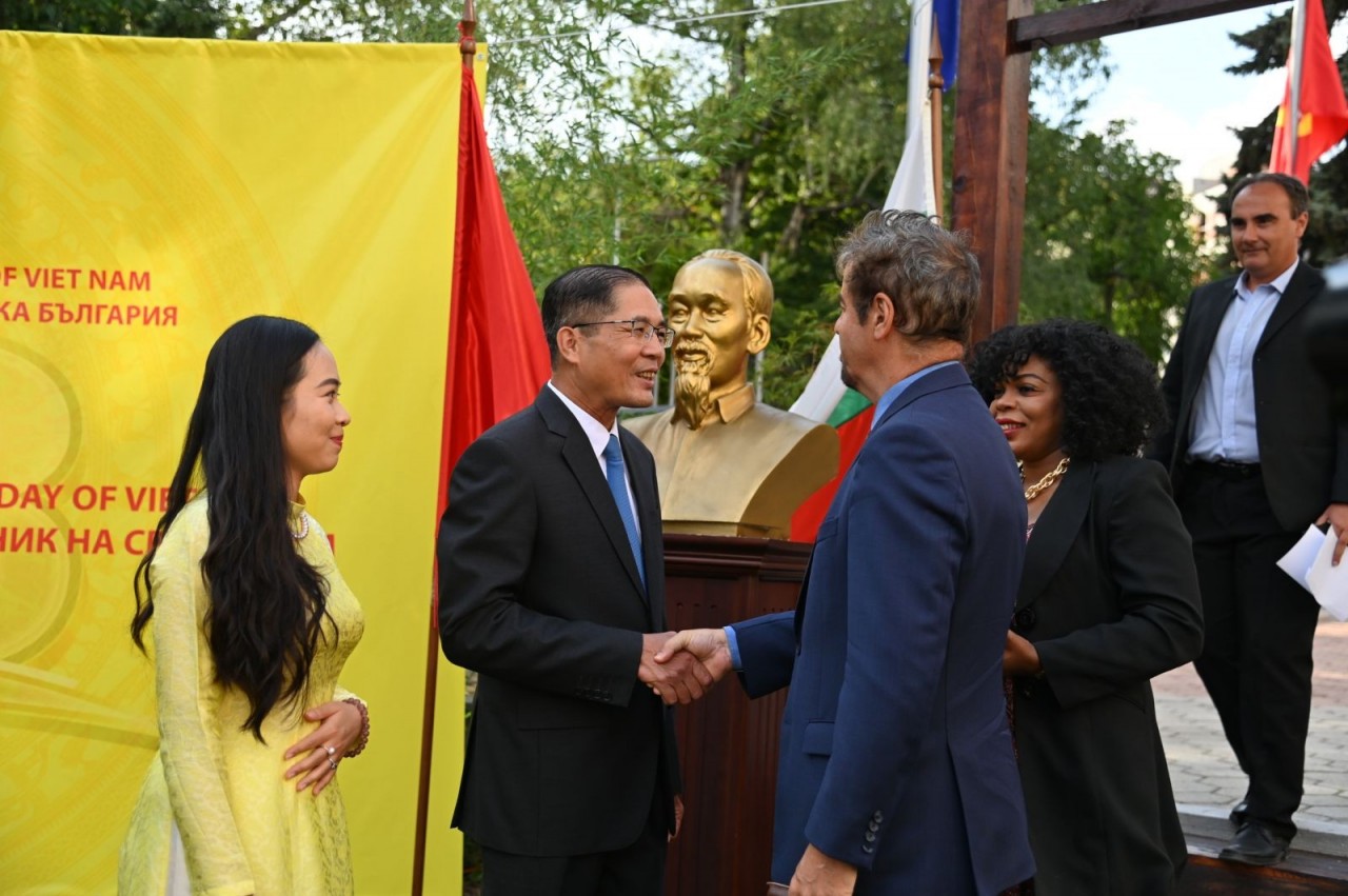 Ambassador Do Hoang Long and his wife welcomed guests to attend the 78th Anniversary of the National Day of the Socialist Republic of Vietnam. (Source: Vietnamese Embassy in Bulgaria) Ambassador Do Hoang Long and his wife welcomed guests to attend the 78th Anniversary of the National Day of the Socialist Republic of Vietnam. (Source: Vietnamese Embassy in Bulgaria)