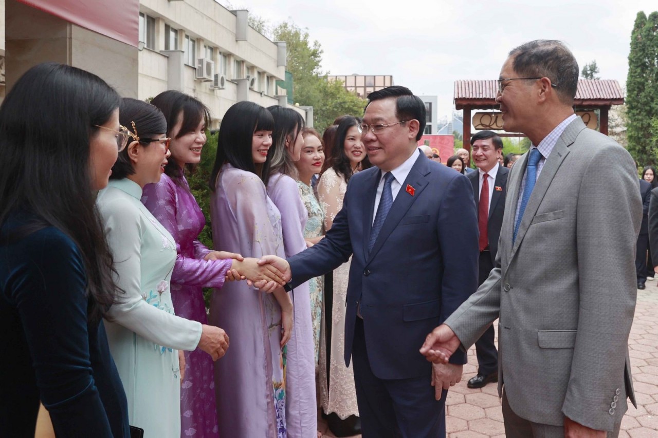 National Assembly Chairman Vuong Dinh Hue visited the Vietnamese community during his visit to Bulgaria, September 2023. (Source: Vietnamese Embassy in Bulgaria) National Assembly Chairman Vuong Dinh Hue visited the Vietnamese community during his visit to Bulgaria, September 2023. (Source: Vietnamese Embassy in Bulgaria)