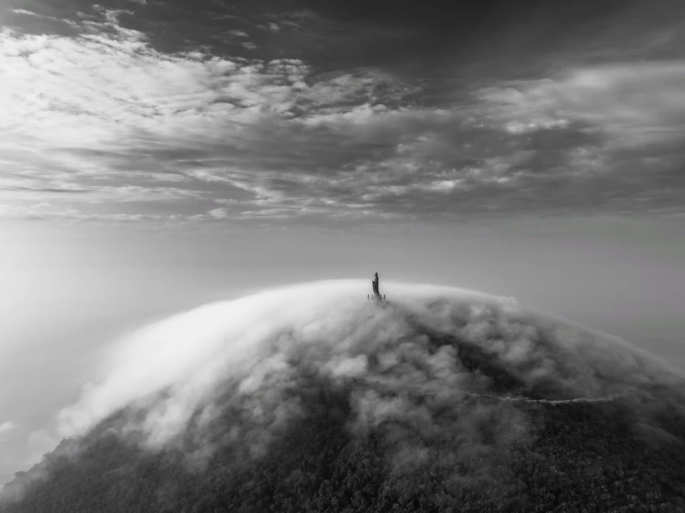 Vietnamese Photographer’s Cloud-Enveloped Buhhda Image Wins Global Claim Photographer Tran Tuan Viet Captures Ba Den Mountain's Cloud-Covered Buddha