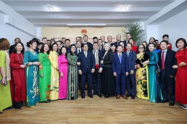 Prime Minister Pham Minh Chinh meets with staff members of the Vietnamese Embassy and representatives from the Vietnamese community in Romania in Bucharest on January 20. (Photo: VNA) Prime Minister Pham Minh Chinh meets with staff members of the Vietnamese Embassy and representatives from the Vietnamese community in Romania in Bucharest on January 20. (Photo: VNA)