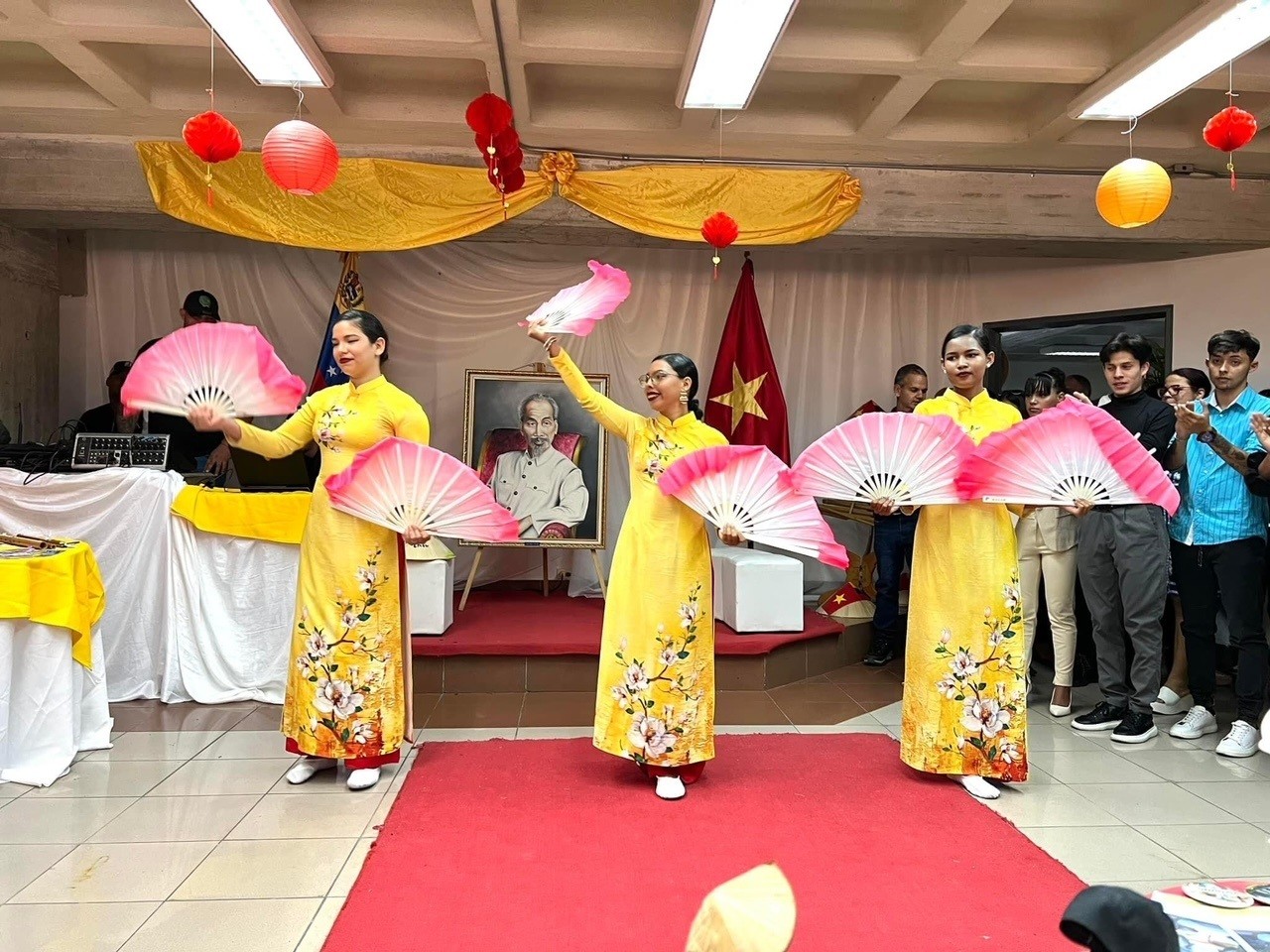 Hanoi, Venezuela's Caracas Enhance Ties Hanoi, Venezuela's Caracas Enhance Ties