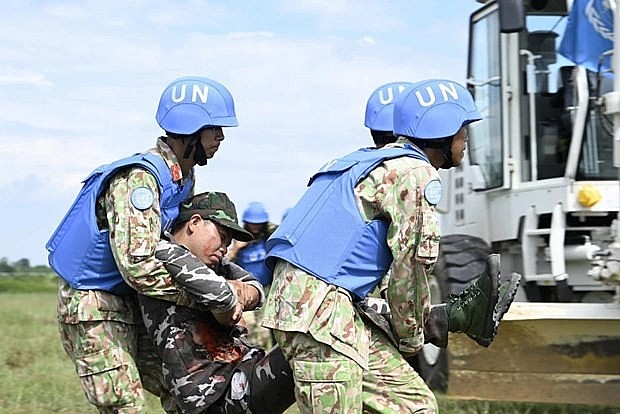 At a training session for bomb and mine clearance. (Photo: VNA)