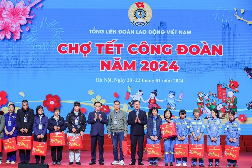 Trade Union Tet Market 2024 Opens in Hanoi Trade Union Tet Market 2024 Opens in Hanoi