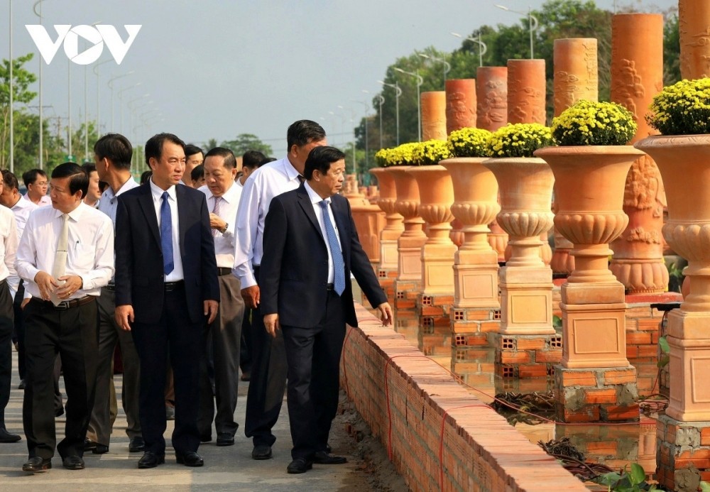 Vinh Long: Discover The Longest Flower-Ceramic Road In Vietnam Vinh Long: Home to Vietnam's Longest Flower-Ceramic Road
