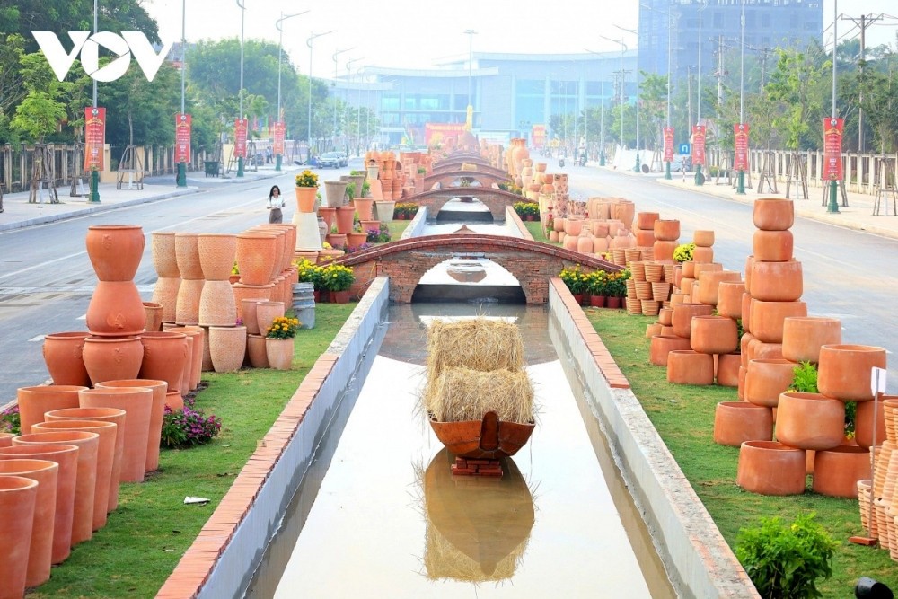 Vinh Long: Discover The Longest Flower-Ceramic Road In Vietnam Vinh Long: Home to Vietnam's Longest Flower-Ceramic Road