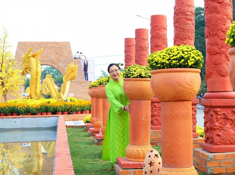 Vinh Long: Discover The Longest Flower-Ceramic Road In Vietnam Vinh Long: Home to Vietnam's Longest Flower-Ceramic Road