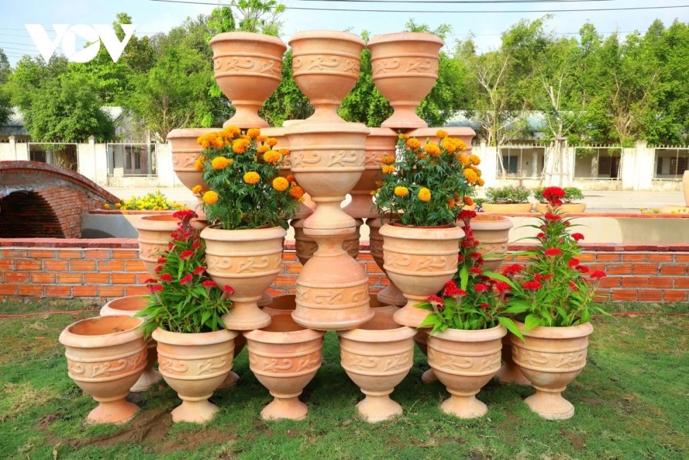 Vinh Long: Discover The Longest Flower-Ceramic Road In Vietnam Vinh Long: Home to Vietnam's Longest Flower-Ceramic Road