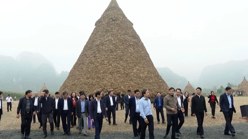 Recreate The Activities Of Ancient Trang An Residents In Khe Coc Island Recreate Ancient History in the Trang An Landscape Complex